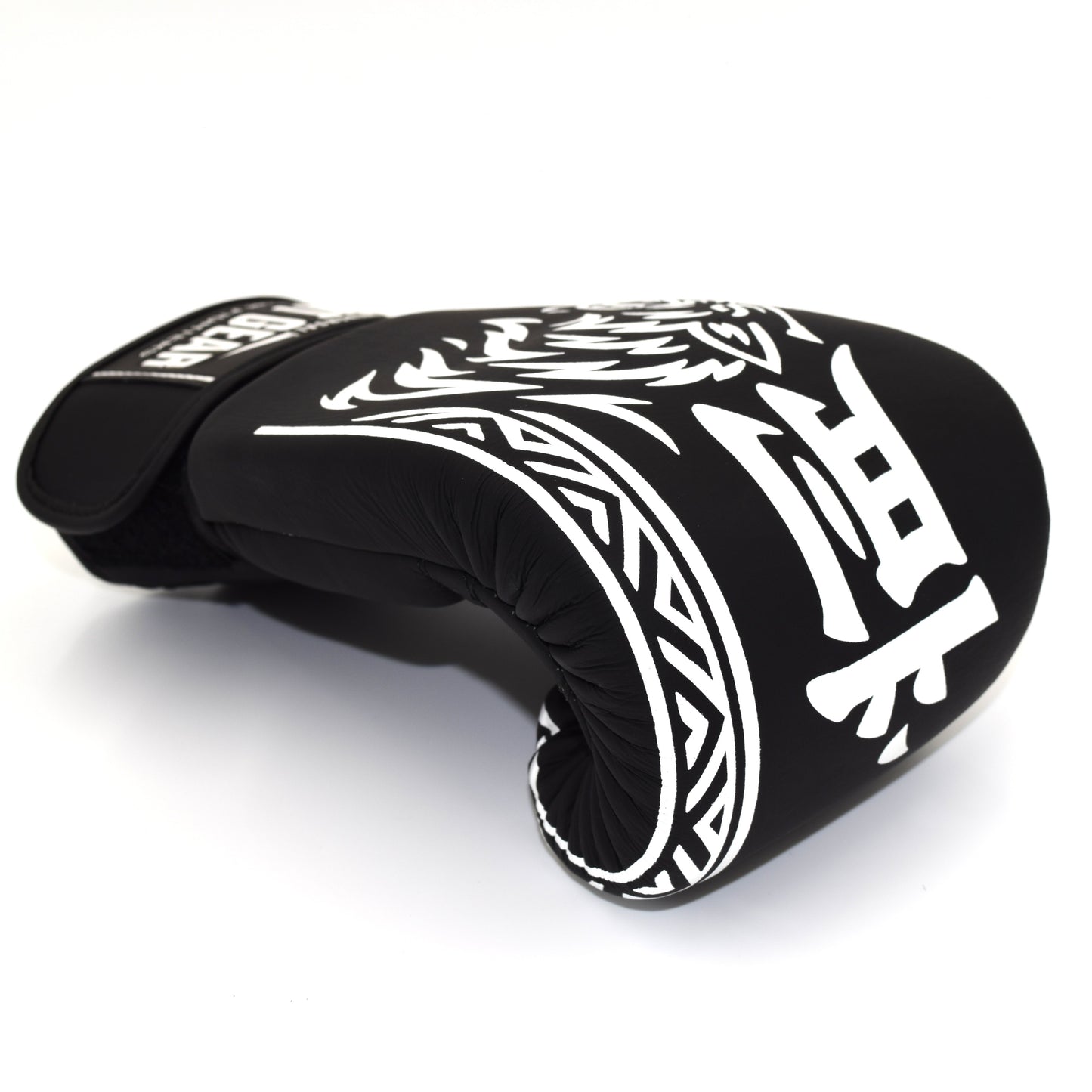 Universal Fight Gear – Lionheart  schwarz-weiss leather